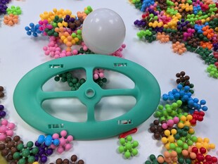 多彩玩具零件与绿色部件