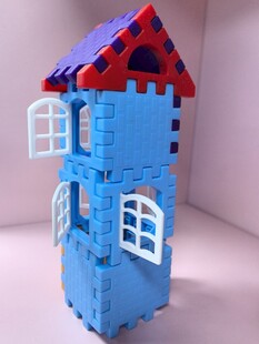 蓝色积木搭建的小房子