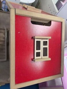 红色木质房屋带小窗设计