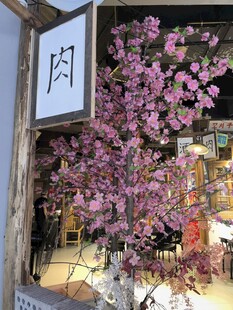 店铺旁的烂漫仿真樱花树装饰