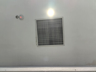 白色墙面的方形通风口