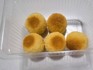 透明盒中的美味小糕点