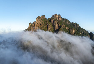 云海中的巍峨山峰