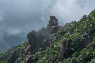 云雾缭绕的嶙峋山峰