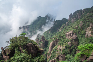 云雾缭绕的壮美山峦