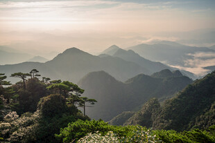 山间晨景 云雾缭绕青山