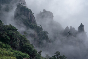 云雾缭绕的壮美山峦景色