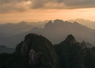 壮丽山峦日落美景