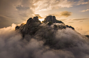 云海中的壮丽山峰日出