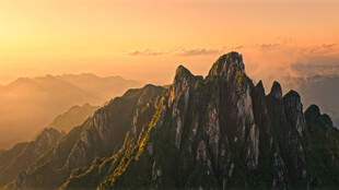 日出下的壮丽山峰