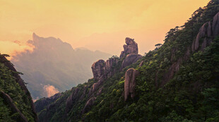 黄山壮美山峦与霞光景观
