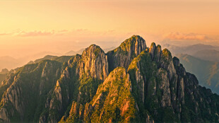 壮丽山景映于黄昏时分
