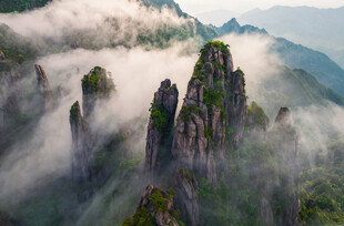 云雾缭绕的壮丽奇峰
