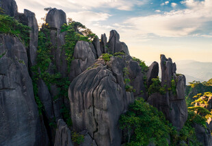 壮丽奇峻的山峰景观