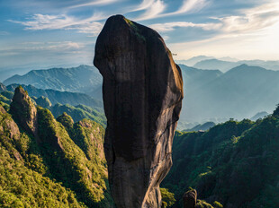 奇峰矗立青山间
