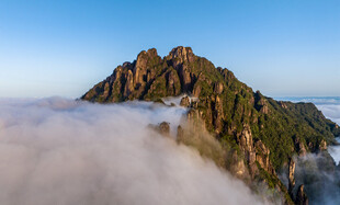 云海环绕的巍峨山峰