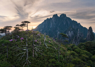 日出下的壮美山峦景色