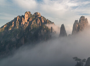 云海中的壮丽山峰