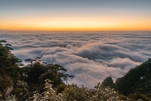 高山云海日出壮丽景观