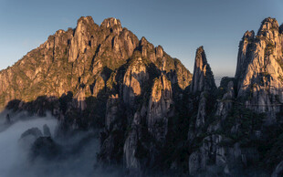 壮丽山景云雾缭绕