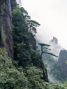 云雾缭绕的险峻山间景色