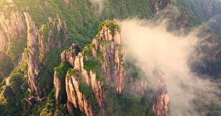 云雾缭绕的壮美山峦
