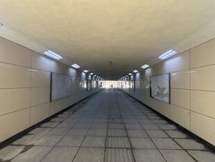 空旷地下通道内部场景