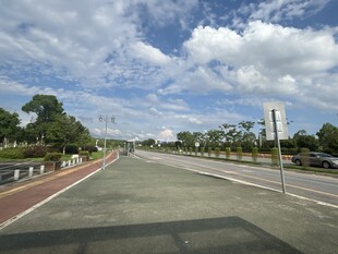 宽阔公路与蓝天白云景观