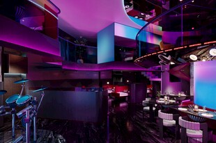 炫酷灯光下的时尚酒吧空间