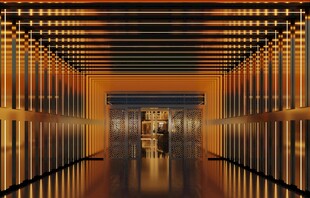 光影长廊中的孤独身影