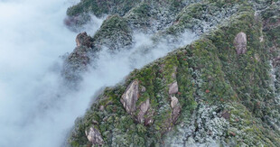 云雾缭绕的峻峭山峰
