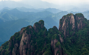 壮丽山峦景观