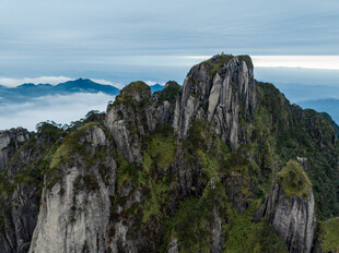 巍峨奇峰 云雾缭绕之景