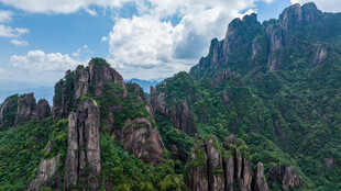 壮丽奇峰 绿意盎然的山峦