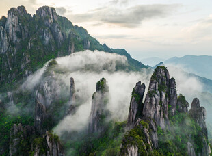 云雾缭绕的壮丽山峰景观