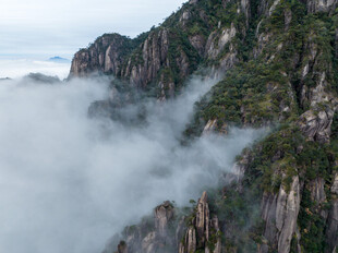 云雾缭绕的壮美山峰