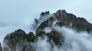 云雾缭绕的壮美山峰