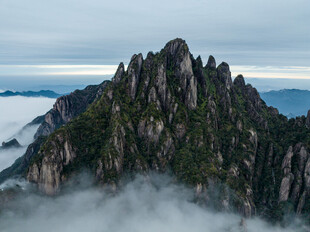 云雾缭绕的巍峨山峰