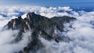 云海中的巍峨山峰