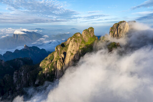 云海环绕的壮美山峰