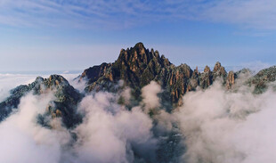 云海中的壮丽山峰