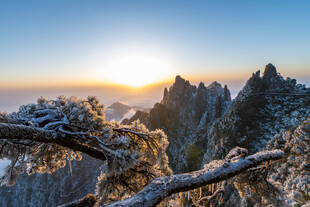 雪覆山峦迎日出美景