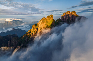 云海环绕的壮丽山峰