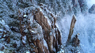 雪覆奇峰 壮美山间景致