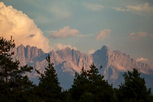 壮丽山峦与云端美景