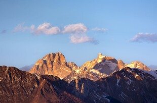 阳光照耀的峰巅