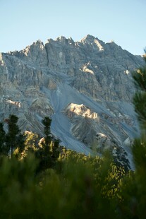 巍峨山峦与葱郁植被