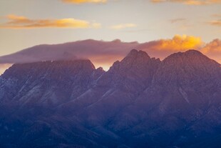壮丽山景映夕阳