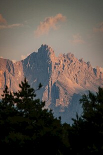 夕阳下的壮丽山峰