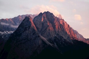 夕阳下壮丽的巍峨山峰